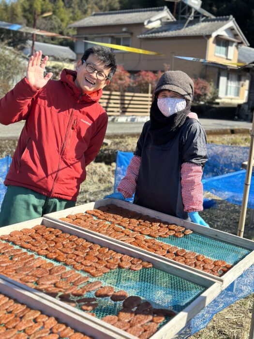 写真：中嶋恵子さんとカゴノオト前です